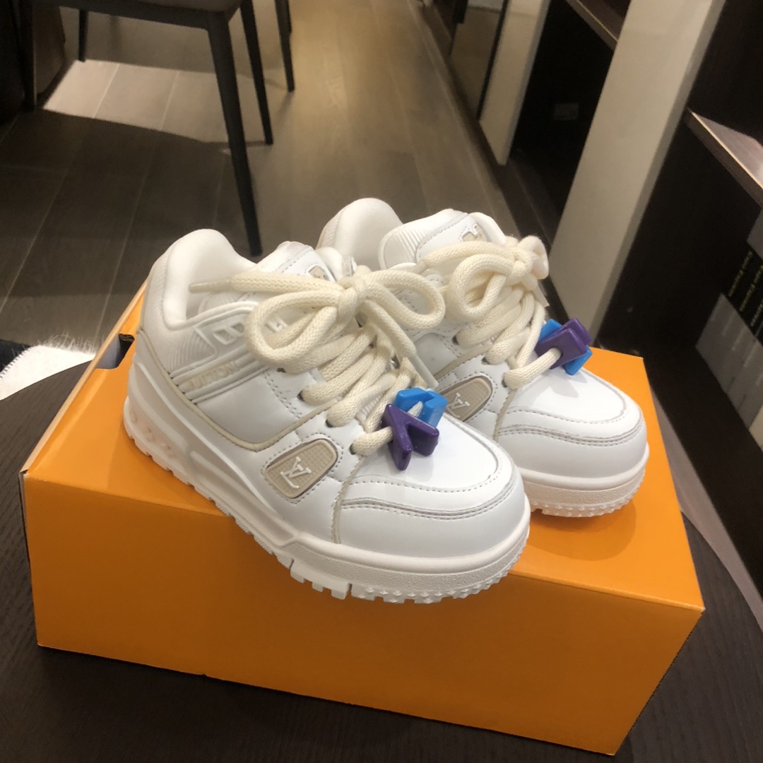 Children's shoes child